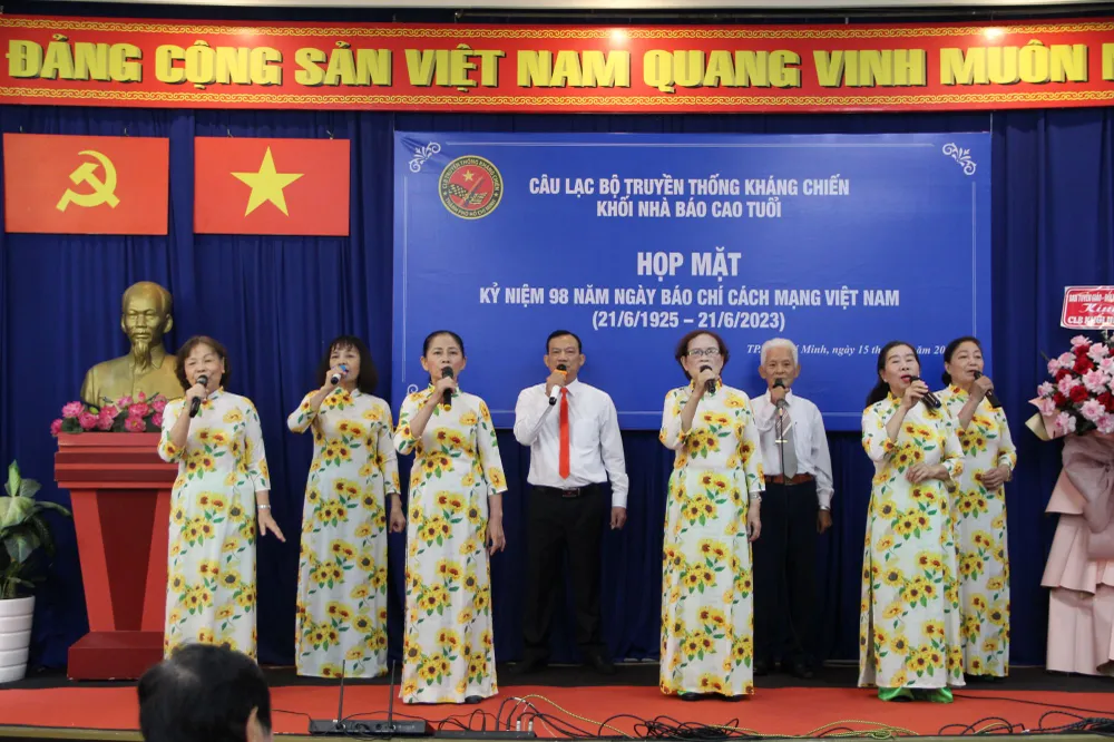 Chương trình văn nghệ do hội viên Câu lạc bộ TTKC Khối Nhà báo Cao tuổi thể hiện.