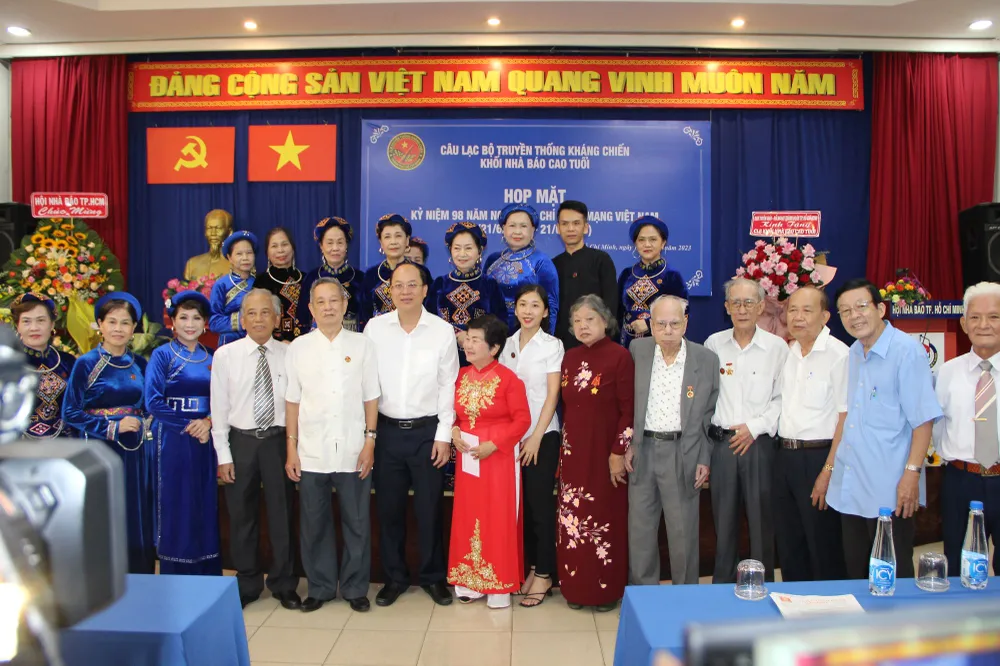 Đồng chí Nguyễn Hồ Hải cùng tập thể Câu lạc bộ trong buổi họp mặt