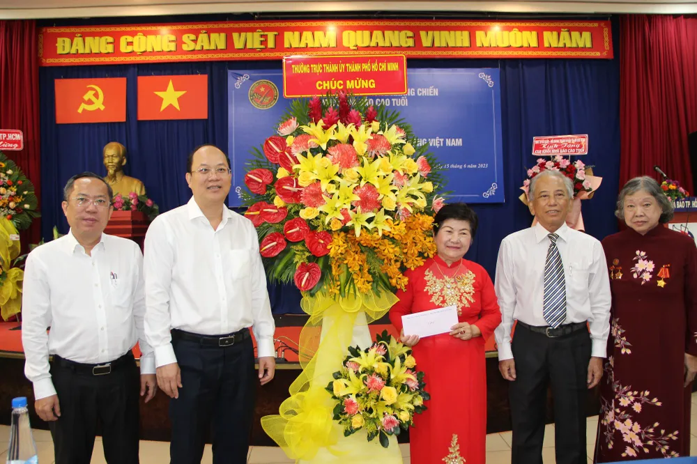 Đồng chí Nguyễn Hồ Hải chúc mừng Câu lạc bộ TTKC Khối Nhà báo Cao tuổi.