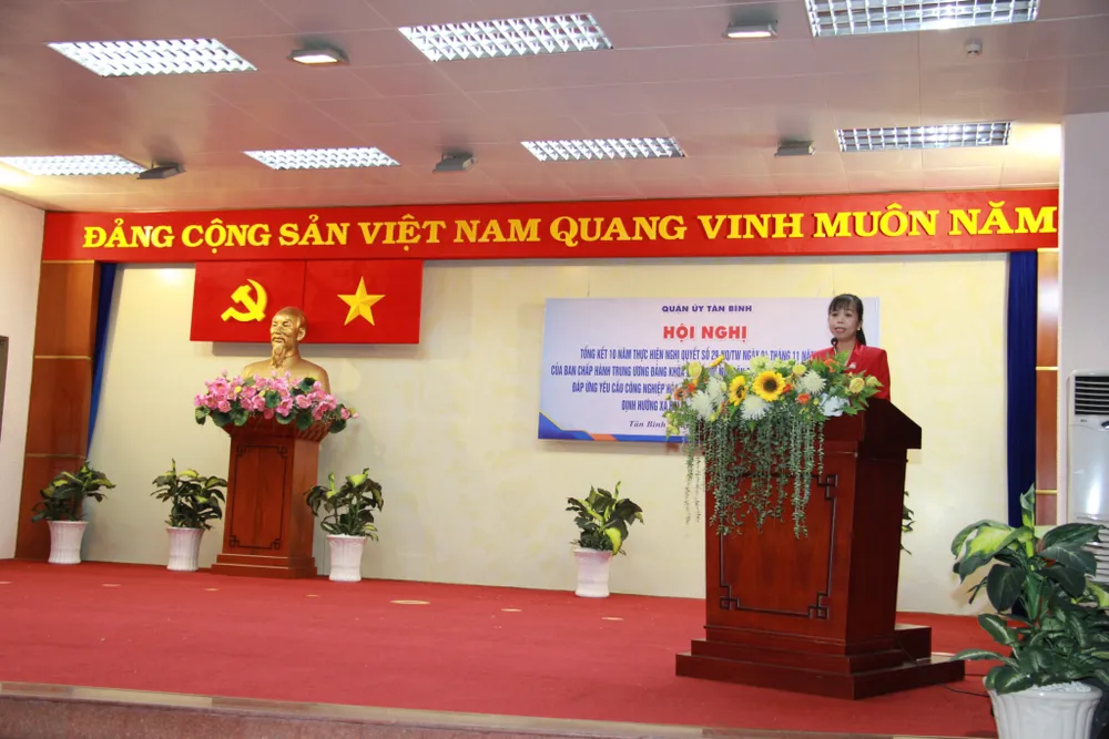 Phó Chủ tịch UBND quận Tân Bình Lê Thị Thu Sương phát biểu tại hội nghị