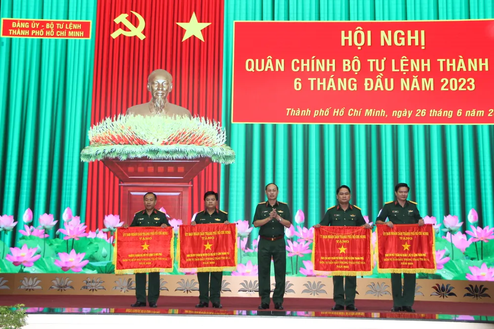 Trung tướng Nguyễn Văn Nam trao cờ thi đua của UBND TPHCM cho 4 tập thể tại hội nghị Trung tướng Nguyễn Văn Nam trao cờ thi đua của UBND TPHCM cho 4 tập thể tại hội nghị