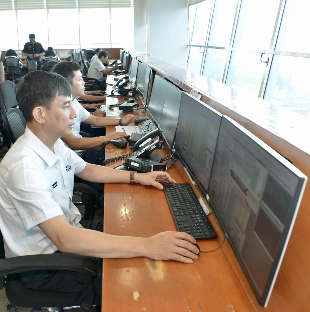 Nhân viên Tổng Công ty Tân cảng Sài Gòn thao tác nghiệp vụ trên máy tính. Ảnh: CAO THĂNG Nhân viên Tổng Công ty Tân cảng Sài Gòn thao tác nghiệp vụ trên máy tính. Ảnh: CAO THĂNG