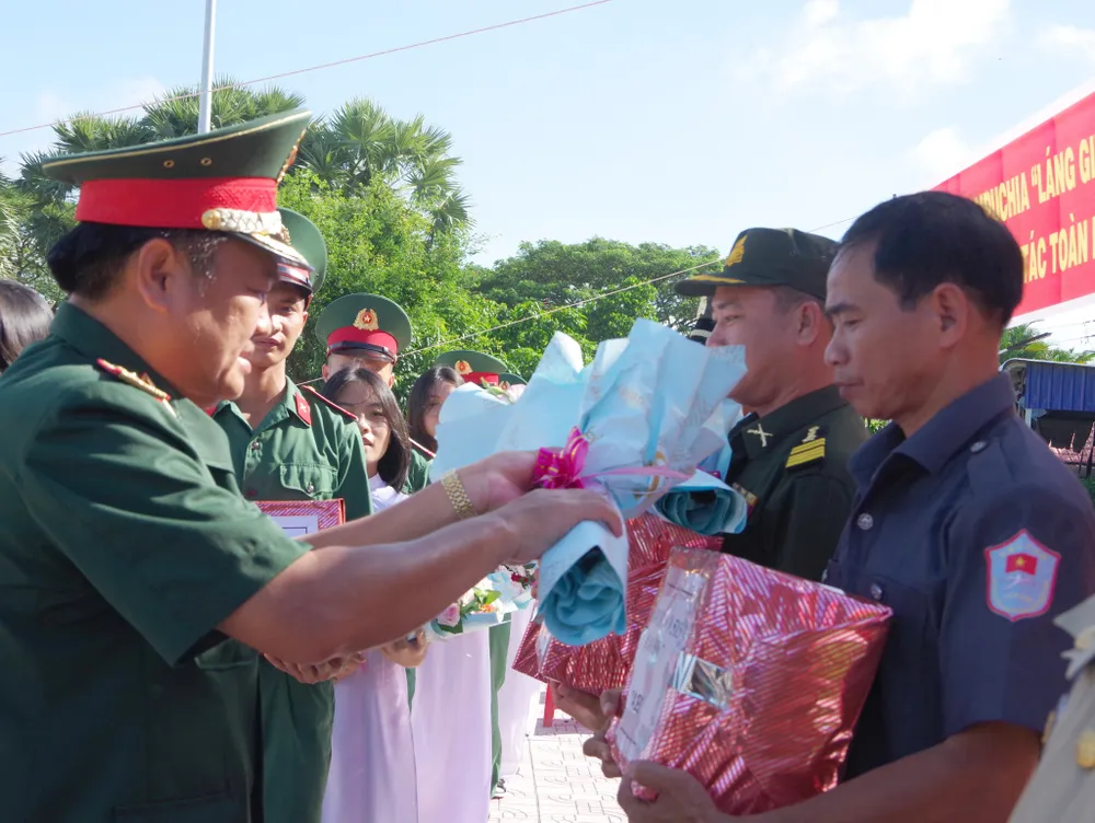 Thiếu tướng Trần Vinh Ngọc chúc mừng Đội K73 hoàn thành xuất sắc nhiệm vụ trở về nước Thiếu tướng Trần Vinh Ngọc chúc mừng Đội K73 hoàn thành xuất sắc nhiệm vụ trở về nước