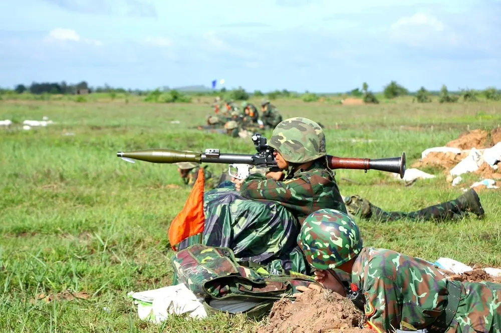 Cán bộ, chiến sĩ diễn tập sử dụng hỏa lực mạnh.