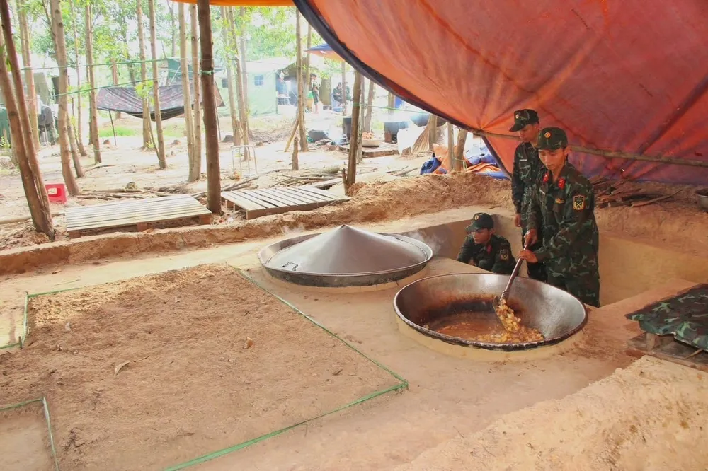 Các chiến sĩ sử dụng bếp Hoàng Cầm chuẩn bị bữa ăn bộ đội diễn tập.