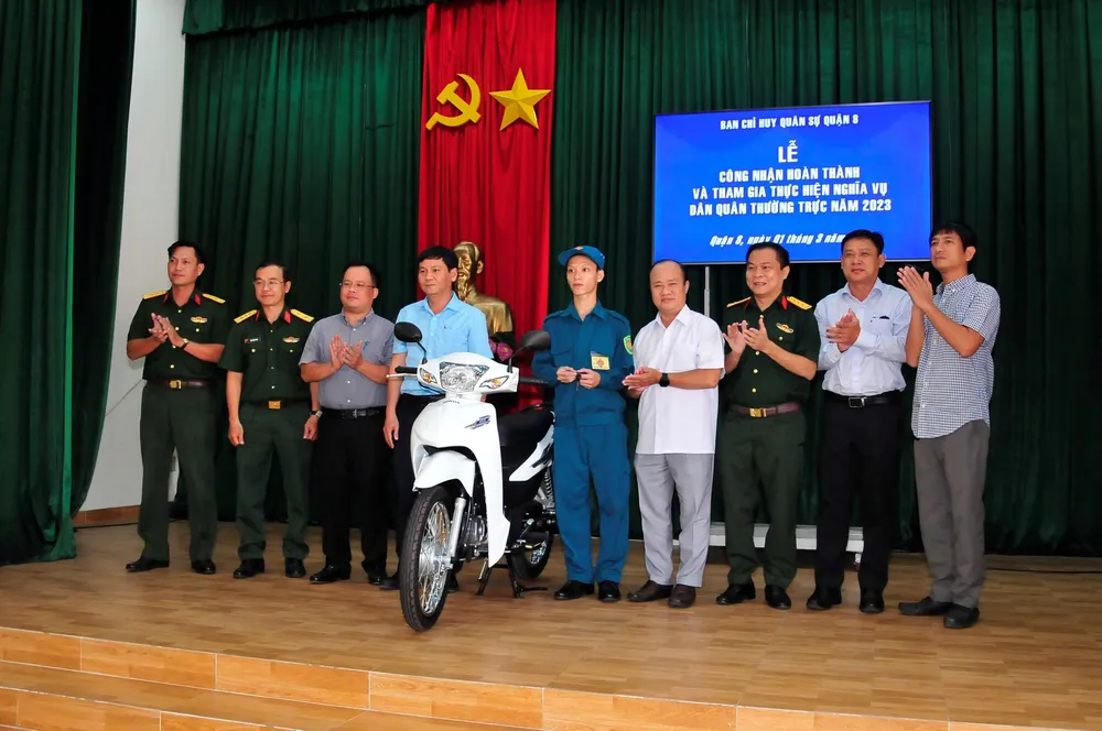 Ban Chỉ huy Quân sự quận 8 trao tặng xe máy làm sinh kế cho dân quân tự vệ địa phương Ban Chỉ huy Quân sự quận 8 trao tặng xe máy làm sinh kế cho dân quân tự vệ địa phương
