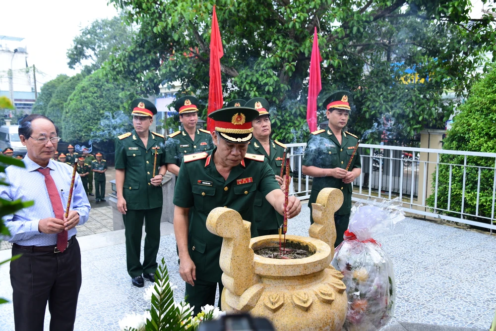 Đoàn công tác do Thiếu tướng Hoàng Đình Chung làm trưởng đoàn dâng hương tại Bia truyền thống lực lượng vũ trang Quân khu 7