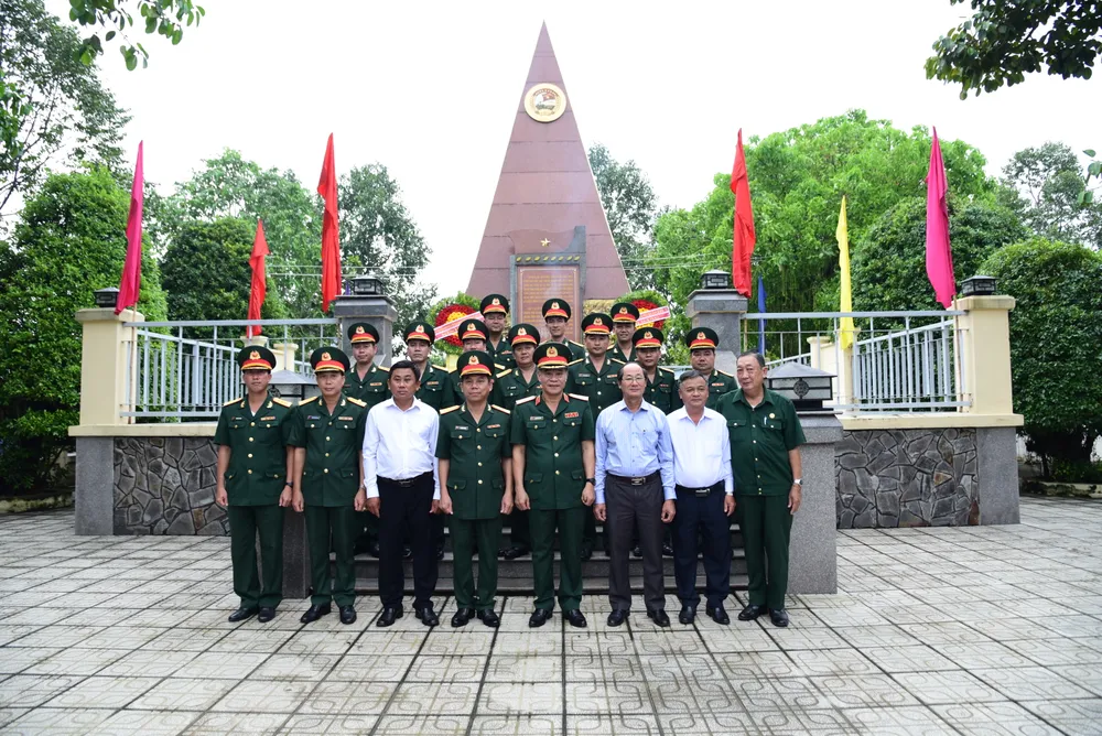 Đoàn công tác Bộ Tư lệnh Quân khu 7 chụp ảnh lưu niệm tại Bia truyền thống lực lượng vũ trang Quân khu 7