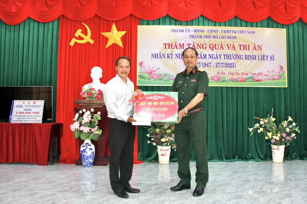 Trung tướng Nguyễn Văn Nam tặng quà cho Trung tâm Điều dưỡng thương binh và người có công Long Đất