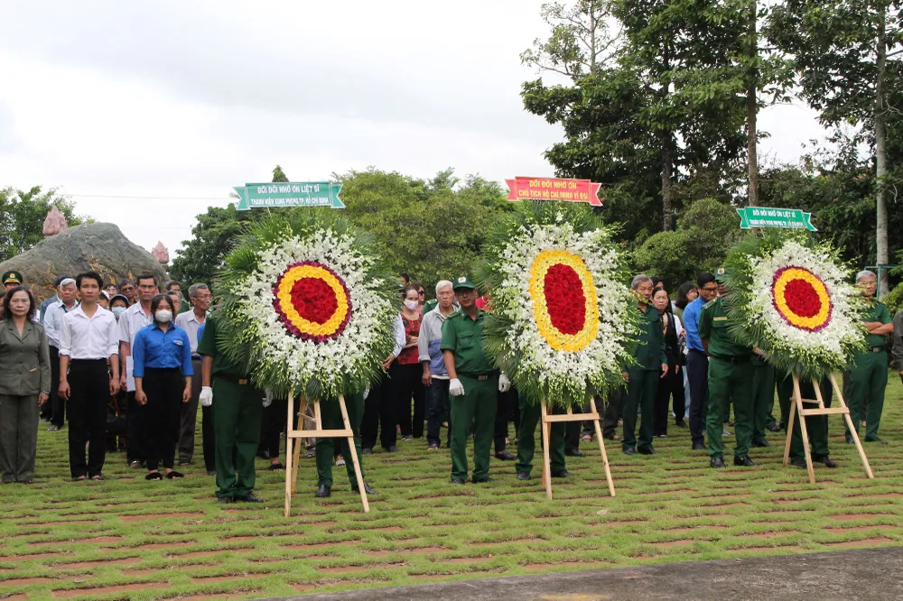 Những vòng hoa tươi trang trọng trong lễ dâng hương 99 liệt sĩ TNXP