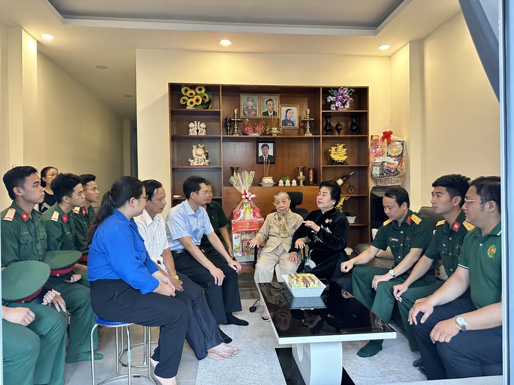 Các đại biểu thăm, tặng quà Mẹ Việt Nam Anh hùng Dương Kim Lan