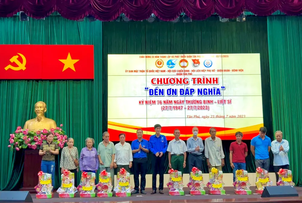 Các gia đình chính sách nhận quà từ chương trình