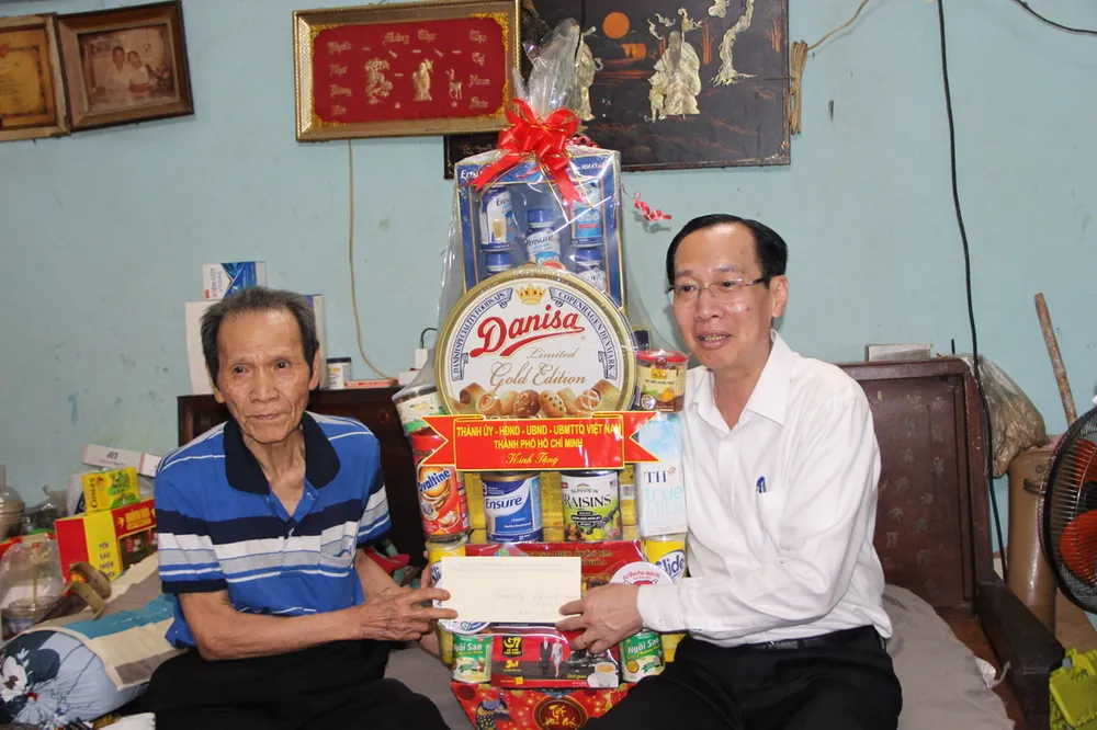 Đồng chí Lê Thanh Liêm tặng quà ông Nguyễn Văn Rổ Đồng chí Lê Thanh Liêm tặng quà ông Nguyễn Văn Rổ