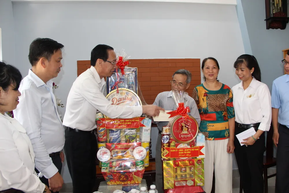 Đồng chí Lê Thanh Liêm tặng quà ông Lê Lành Đồng chí Lê Thanh Liêm tặng quà ông Lê Lành