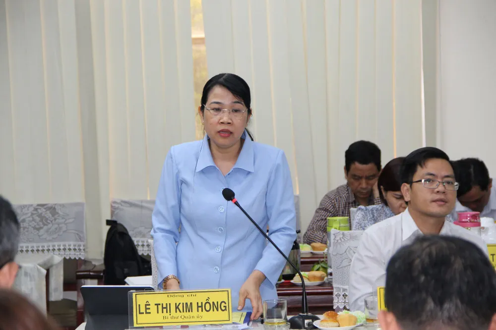 Đồng chí Lê Thị Kim Hồng, Bí thư Quận ủy quận Tân Phú phát biểu tại hội nghị Đồng chí Lê Thị Kim Hồng, Bí thư Quận ủy quận Tân Phú phát biểu tại hội nghị