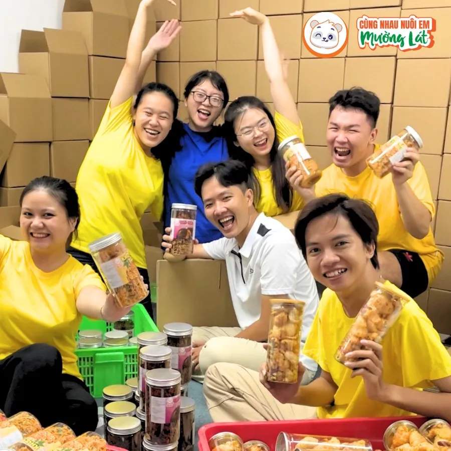 Nhân viên công ty chuẩn bị nguồn hàng giao cho khách hàng mua ủng hộ chương trình. Nhân viên công ty chuẩn bị nguồn hàng giao cho khách hàng mua ủng hộ chương trình.