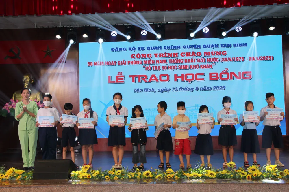 Lãnh đạo quận Tân Bình trao học bổng cho các em học sinh. Lãnh đạo quận Tân Bình trao học bổng cho các em học sinh.