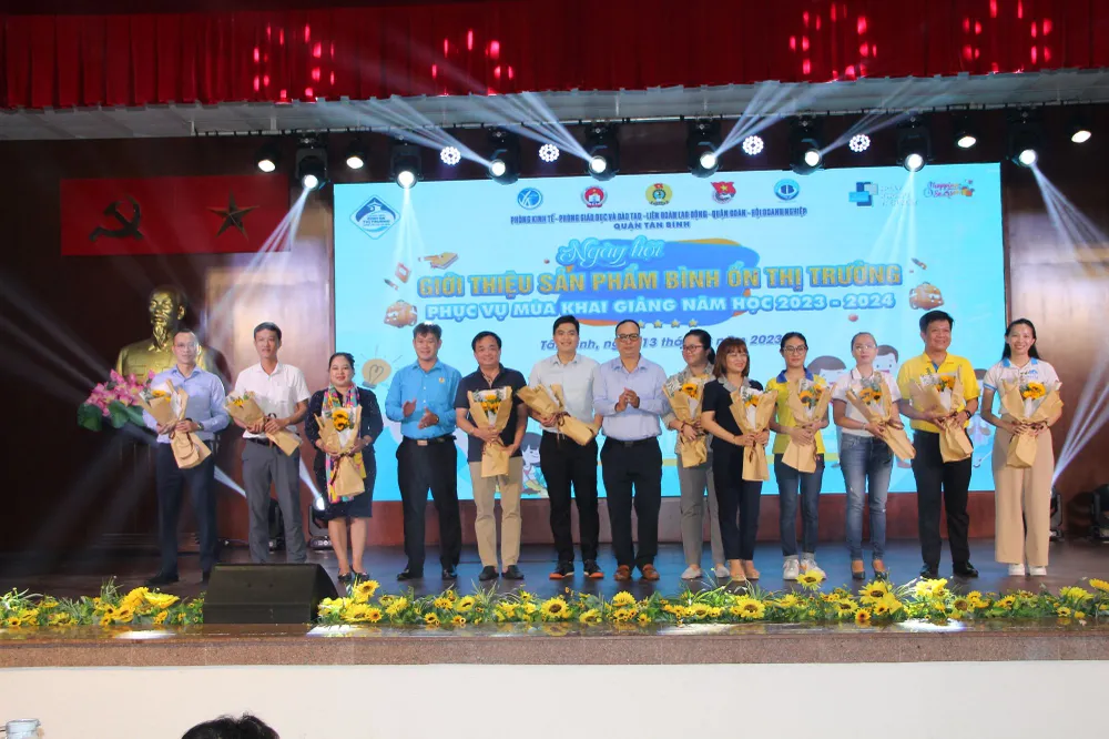 Lãnh đạo quận Tân Bình tặng hoa cảm ơn các nhà hảo tâm hỗ trợ chương trình Lãnh đạo quận Tân Bình tặng hoa cảm ơn các nhà hảo tâm hỗ trợ chương trình