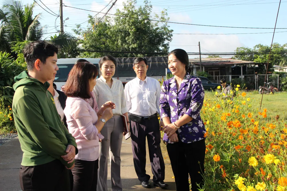 Đồng chí Nguyễn Thị Bạch Mai đi thực tế, giám sát mô hình đường hoa tại xã Nhuận Đức, huyện Củ Chi Đồng chí Nguyễn Thị Bạch Mai đi thực tế, giám sát mô hình đường hoa tại xã Nhuận Đức, huyện Củ Chi
