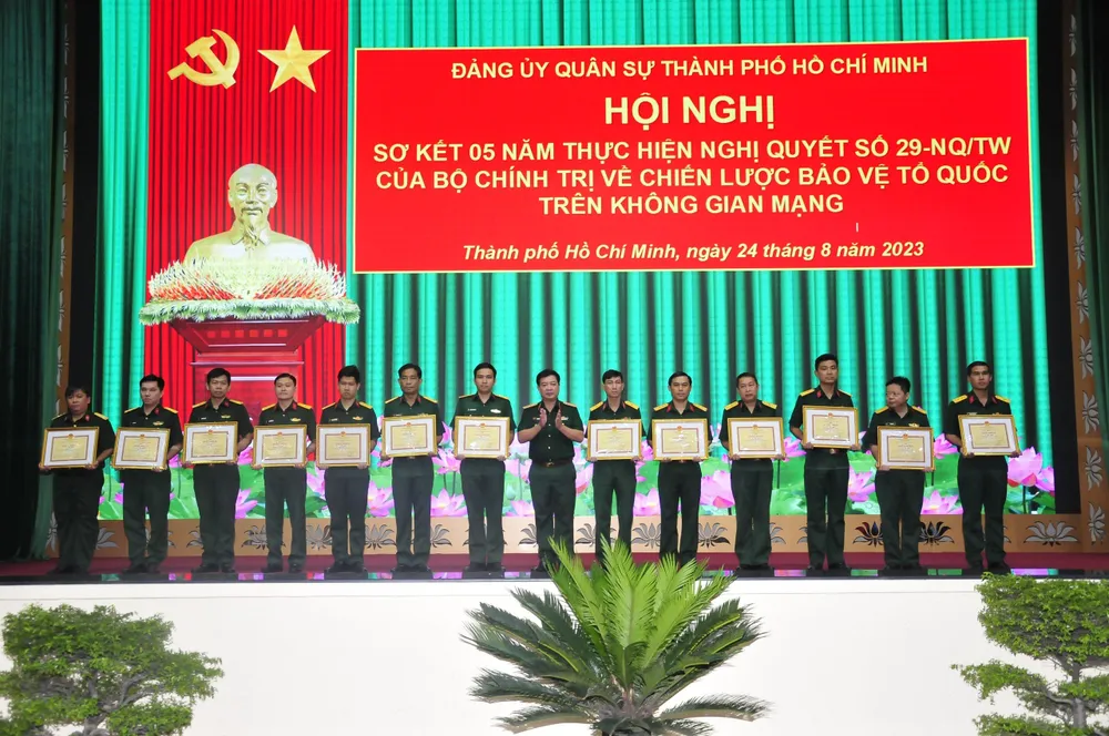 Thiếu tướng Phan Văn Xựng khen thưởng các tập thể tiêu biểu tại hội nghị