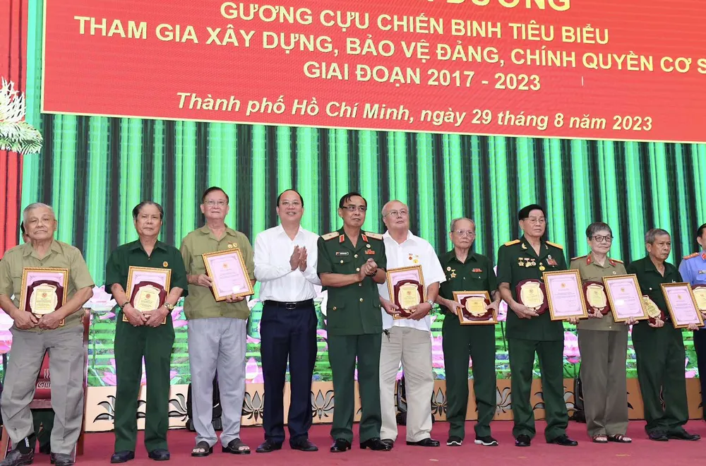 Đồng chí Nguyễn Hồ Hải cùng Thiếu tướng Nguyễn Minh Hoàng tặng thưởng cho Gương Cựu chiến binh tiêu biểu. Ảnh: VIỆT DŨNG