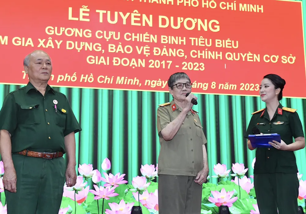 Gương Cựu chiến binh tiêu biểu phát biểu giao lưu tại lễ tuyên dương. Ảnh: VIỆT DŨNG