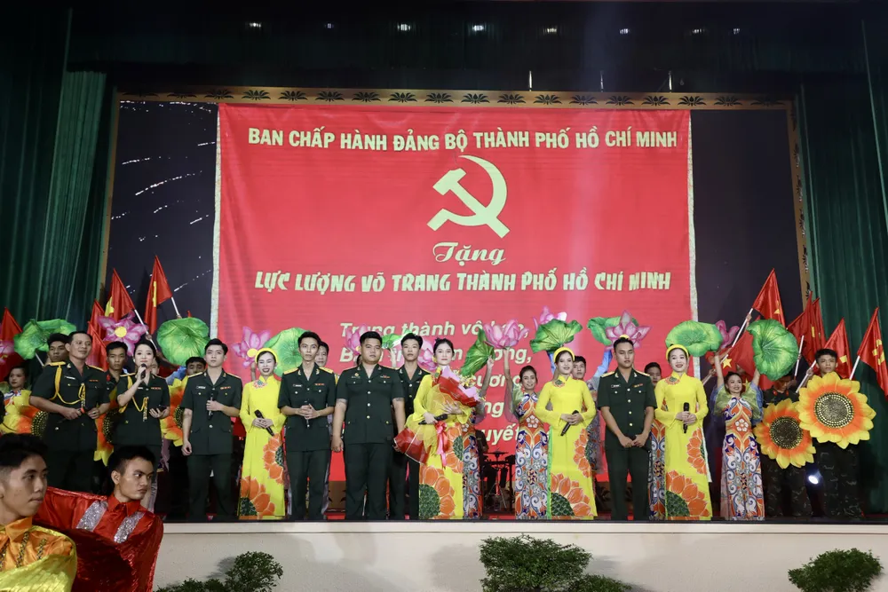 Chương trình văn nghệ chào mừng 78 năm Ngày truyền thống lực lượng vũ trang TPHCM - Ảnh: DŨNG PHƯƠNG. Chương trình văn nghệ chào mừng 78 năm Ngày truyền thống lực lượng vũ trang TPHCM - Ảnh: DŨNG PHƯƠNG.
