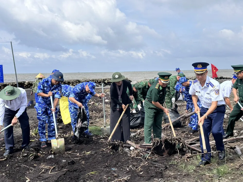 Các lực lượng cùng đồng hành ra quân làm sạch biển. Các lực lượng cùng đồng hành ra quân làm sạch biển.
