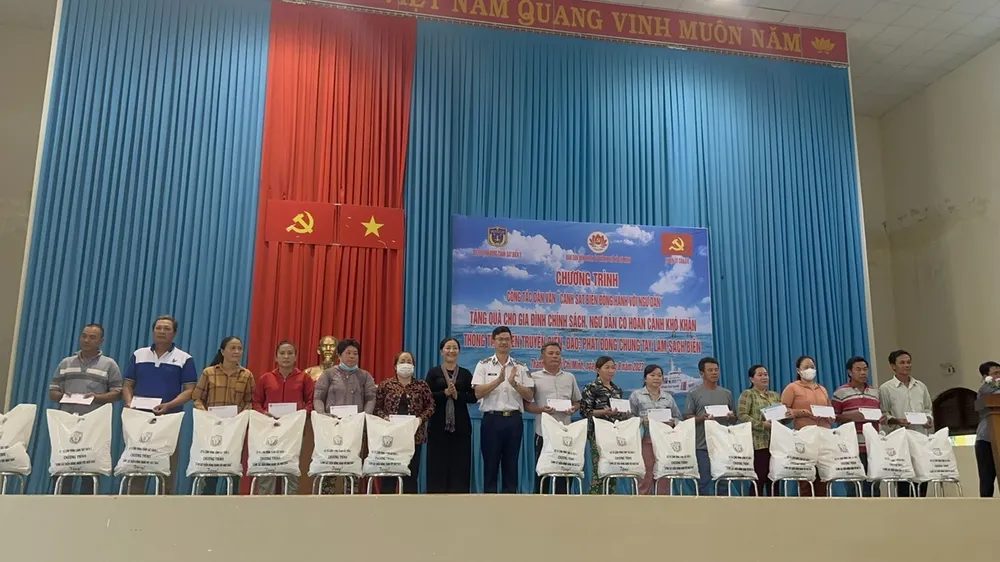 Ngư dân, người dân địa phương nhận quà của chương trình Ngư dân, người dân địa phương nhận quà của chương trình