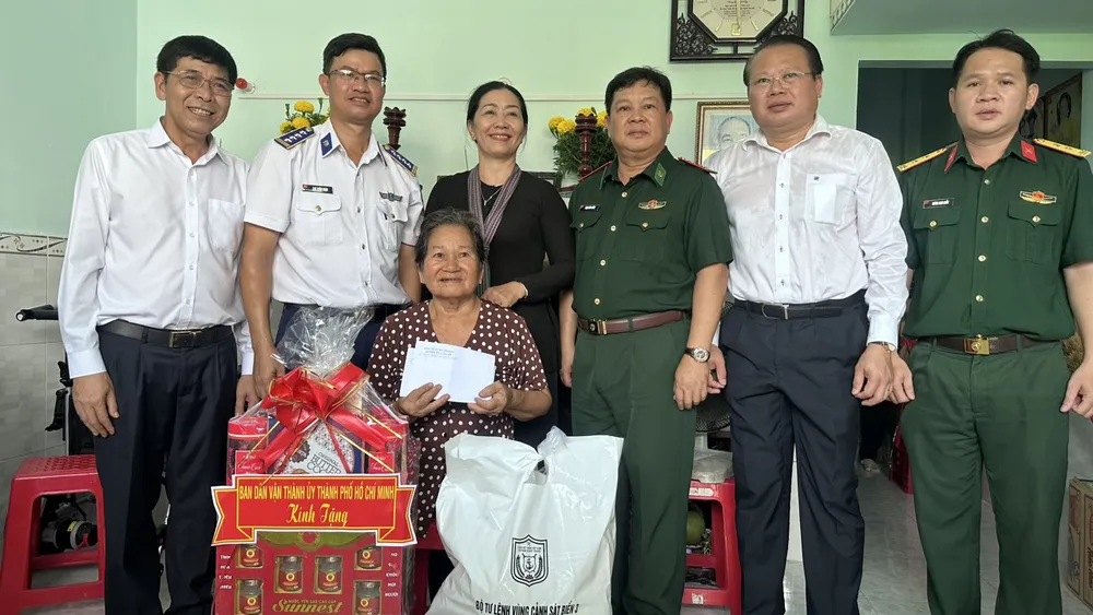 Quà của Ban Dân vận Thành ủy TPHCM tặng cho người dân địa phương. Quà của Ban Dân vận Thành ủy TPHCM tặng cho người dân địa phương.