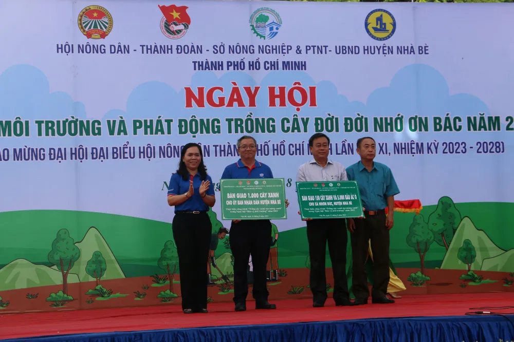 Đồng chí Nguyễn Thanh Xuân bàn giao số lượng cây xanh cho các cơ quan, đơn vị tại ngày hội