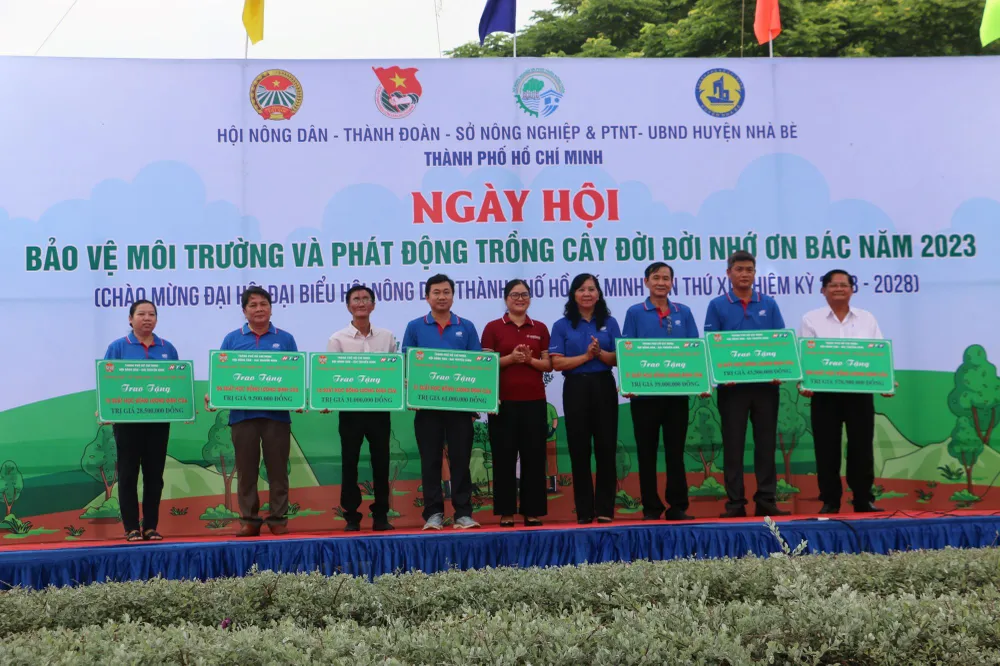 Các quận, huyện nhận bảng tượng trưng số lượng suất học bổng tại ngày hội