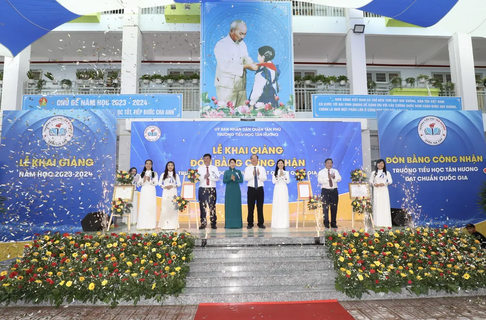 Phó Bí thư Thành ủy TPHCM Nguyễn Hồ Hải cùng đồng chí Lê Thị Kim Hồng, Bí thư Quận ủy Tân Phú chúc mừng nhà trường. Ảnh: DŨNG PHƯƠNG