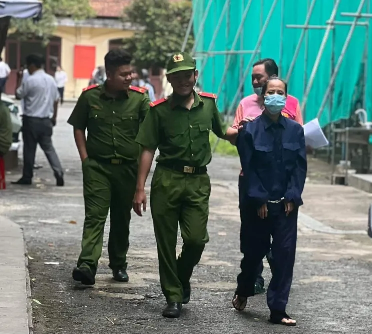 Bị cáo Nguyễn Thị Minh Châu được áp giải đến tòa Bị cáo Nguyễn Thị Minh Châu được áp giải đến tòa