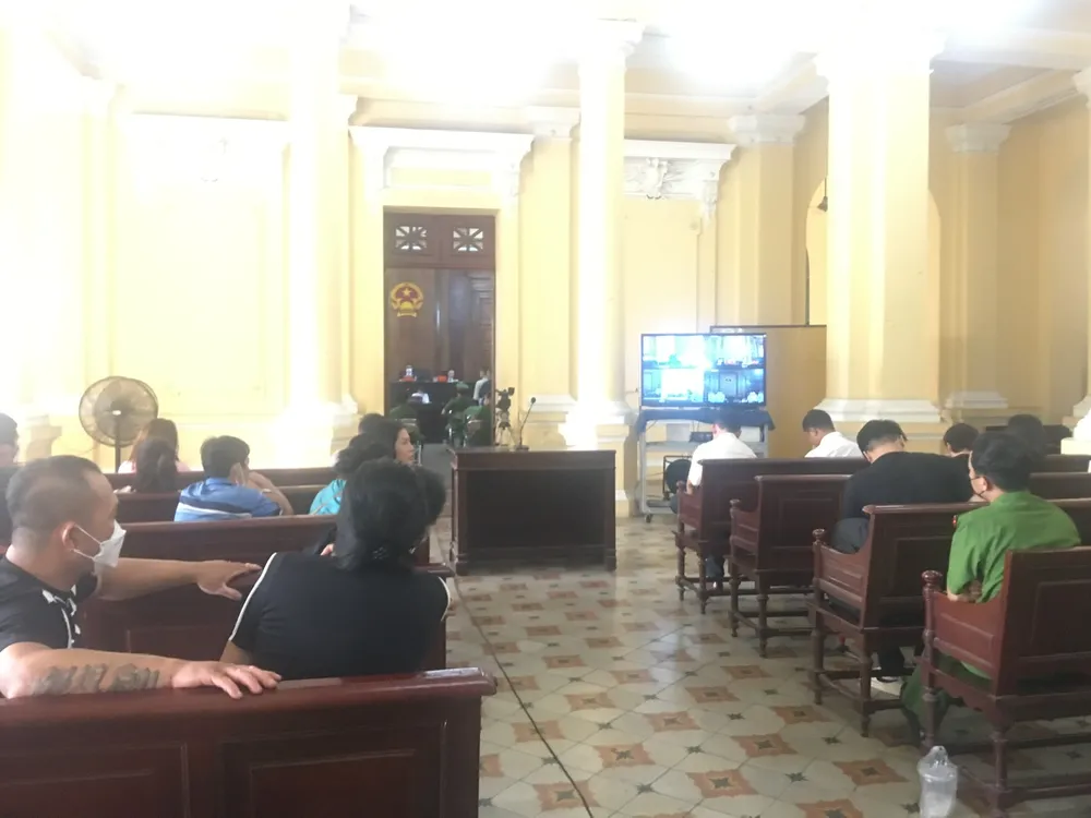 Nhiều thân nhân của bị cáo theo dõi phiên tòa qua màn hình tại phiên tòa Nhiều thân nhân của bị cáo theo dõi phiên tòa qua màn hình tại phiên tòa