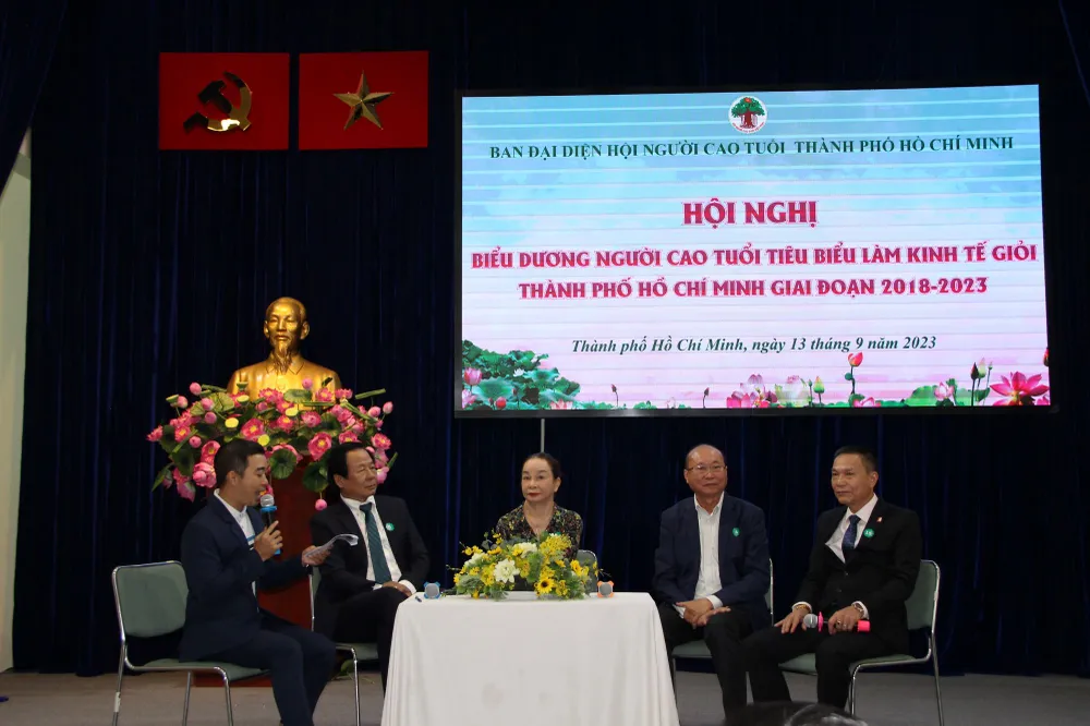 Các gương người cao tuổi làm kinh tế giỏi giao lưu tại hội nghị