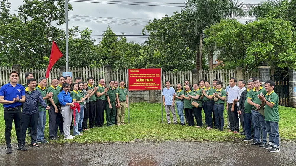 Niềm vui của các thành viên đoàn công tác khi thực hiện khánh thành, đưa công trình &quot;Dân vận khéo - Thắp sáng đường biên&quot; đi vào sử dụng