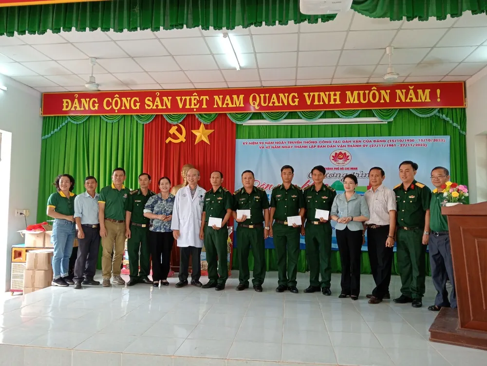 Đoàn công tác tổ chức tặng quà cán bộ, chiến sĩ Bộ đội Biên phòng.