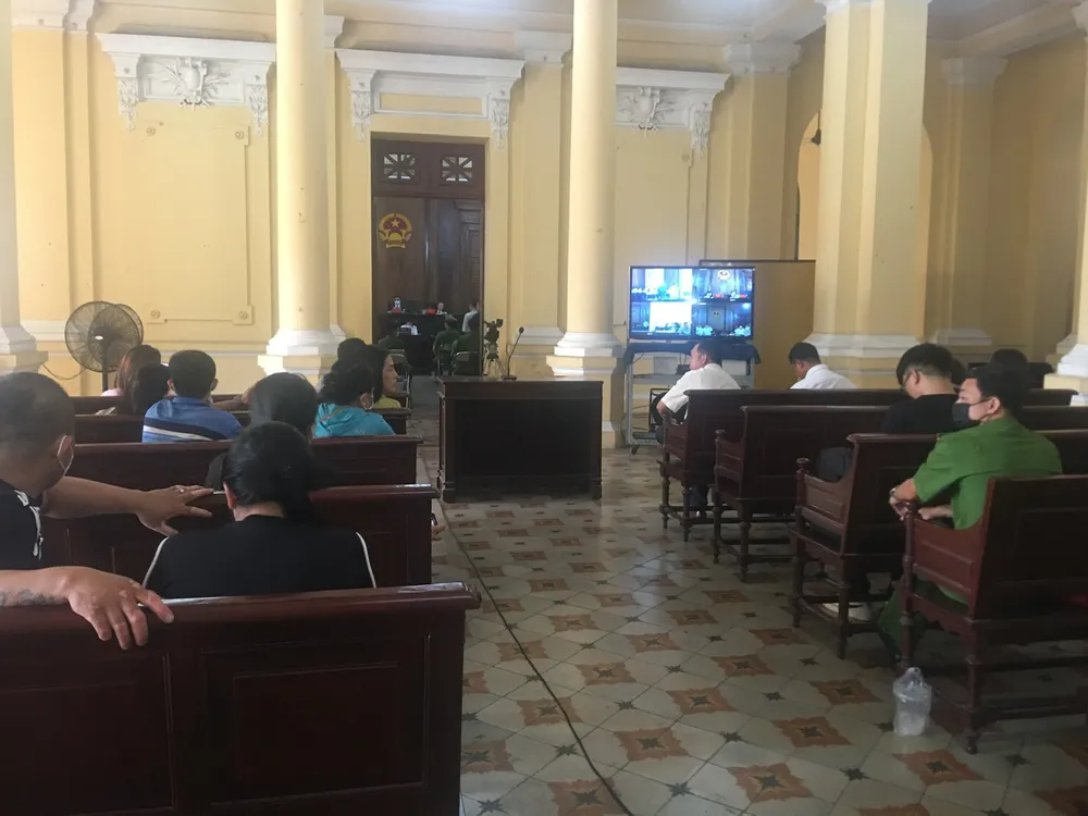 Thân nhân bị cáo, người dân quan tâm đến vụ án thường ngày theo dõi phiên tòa qua màn hình Thân nhân bị cáo, người dân quan tâm đến vụ án thường ngày theo dõi phiên tòa qua màn hình