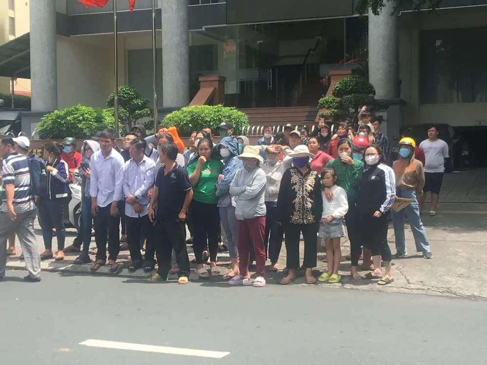 Người thân các bị cáo ngóng chờ trước cổng cơ quan tòa án Người thân các bị cáo ngóng chờ trước cổng cơ quan tòa án