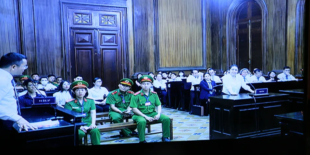 Bị cáo Nguyễn Phương Hằng trả lời câu hỏi tại tòa. Ảnh: KHÁNH CHÂU