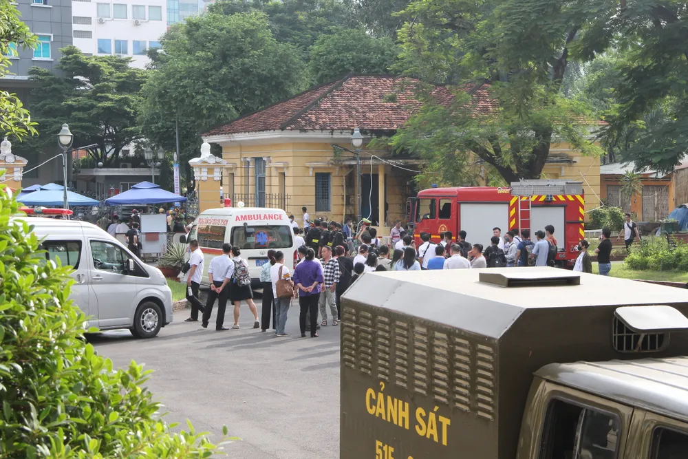 Đông đảo phóng viên và người dự tòa đến làm thủ tục từ sớm. Ảnh: TRẦN YÊN