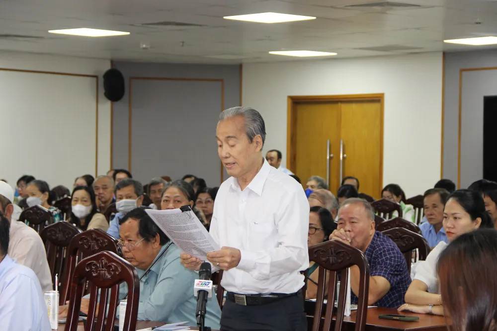 Cử tri Nguyễn Hữu Châu phát biểu tại hội nghị tiếp xúc cử tri Cử tri Nguyễn Hữu Châu phát biểu tại hội nghị tiếp xúc cử tri