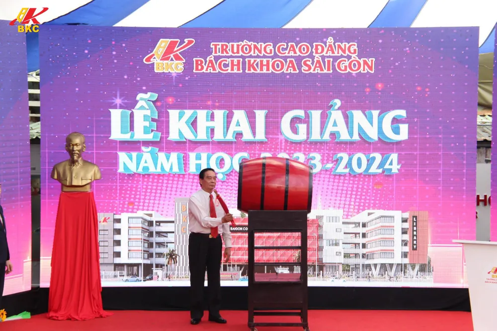 Đại tướng Lê Hồng Anh đánh trống khai giảng năm học mới Đại tướng Lê Hồng Anh đánh trống khai giảng năm học mới