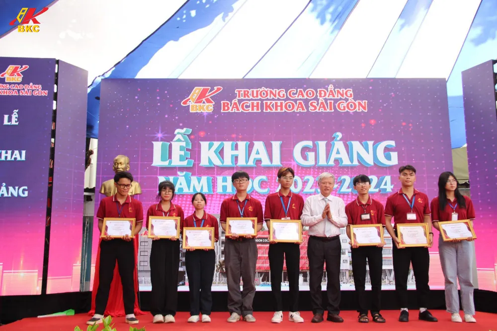 Lãnh đạo nhà trường trao học bổng cho sinh viên trong ngày khai giảng Lãnh đạo nhà trường trao học bổng cho sinh viên trong ngày khai giảng