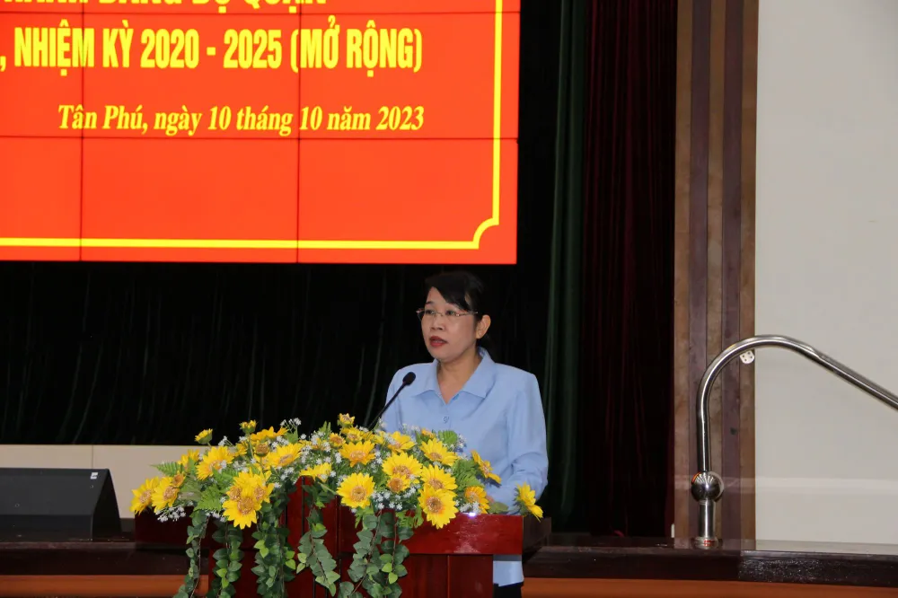 Đồng chí Lê Thị Kim Hồng, Bí thư Quận ủy quận Tân Phú phát biểu tại hội nghị Đồng chí Lê Thị Kim Hồng, Bí thư Quận ủy quận Tân Phú phát biểu tại hội nghị