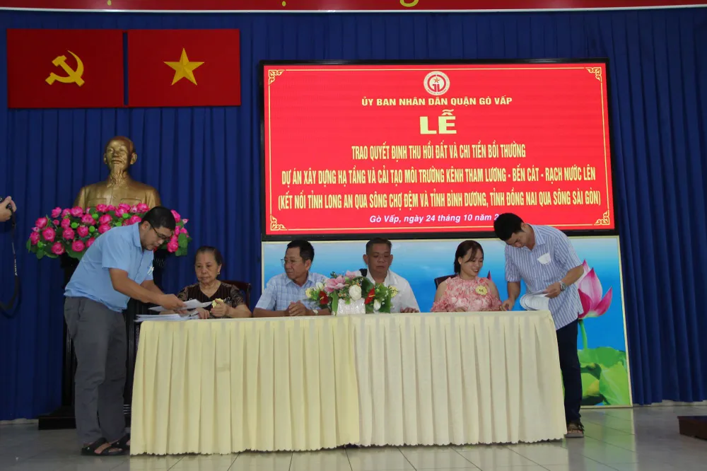 Người dân ký kết nhận tiền bồi thường và bàn giao mặt bằng