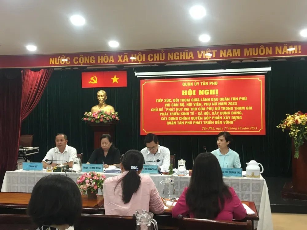 Hội nghị tiếp xúc, đối thoại giữa lãnh đạo quận với cán bộ, hội viên phụ nữ quận Tân Phú năm 2023