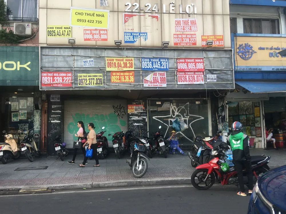 Mặt tiền căn nhà trên đường Lê Lợi bị bôi bẩn với những hình vẽ, bảng quảng cáo trái phép. Mặt tiền căn nhà trên đường Lê Lợi bị bôi bẩn với những hình vẽ, bảng quảng cáo trái phép.