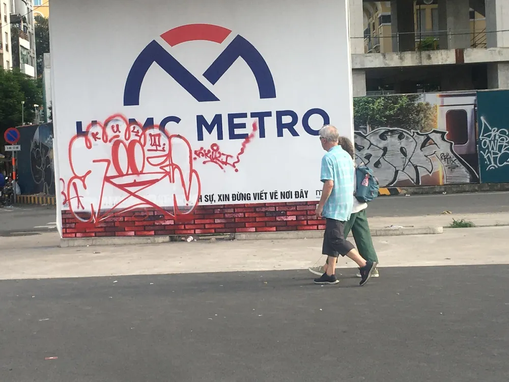 Dòng chữ "Lịch sự, xin đừng viết vẽ nơi đây" vẫn còn tươi màu mực nhưng đã bị đối tượng xấu bôi bẩn bằng hình vẽ lộn xộn (hình ảnh trên quảng trường Quách Thị Trang, trước chợ Bến Thành). Dòng chữ "Lịch sự, xin đừng viết vẽ nơi đây" vẫn còn tươi màu mực nhưng đã bị đối tượng xấu bôi bẩn bằng hình vẽ lộn xộn (hình ảnh trên quảng trường Quách Thị Trang, trước chợ Bến Thành).